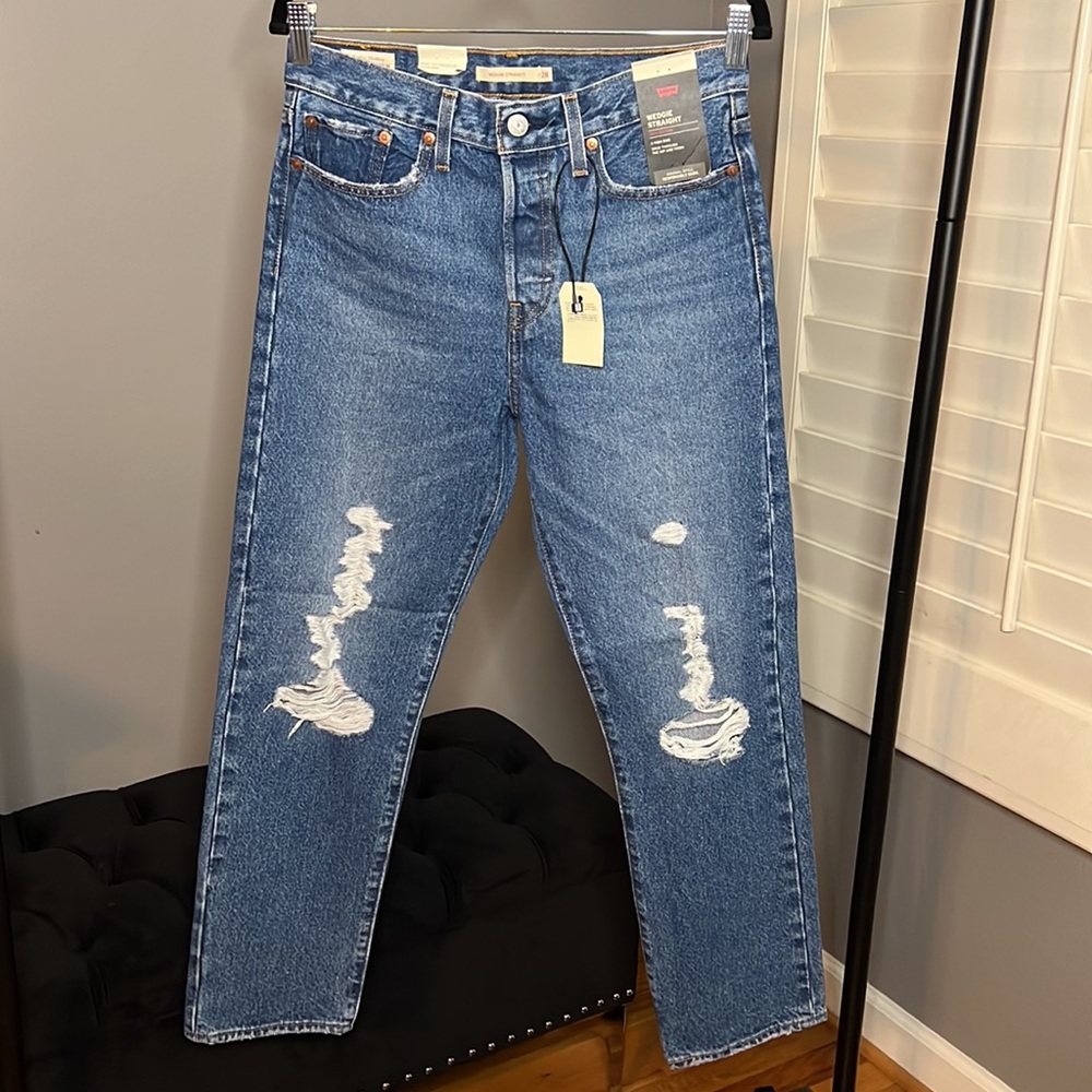 👖Levi’s Premium Wedgie Straight. 100% cotton. Button fly. Women’s size 28